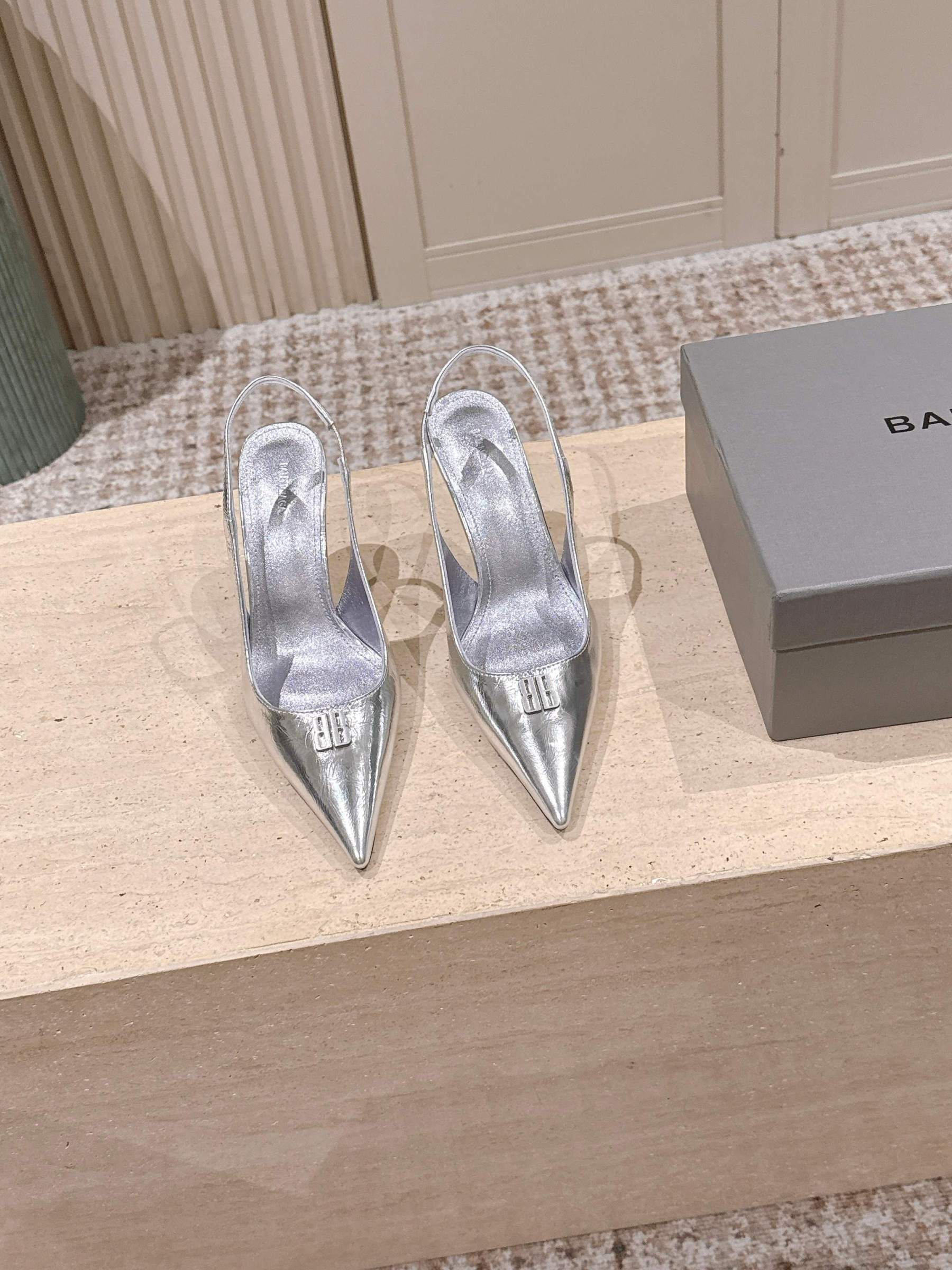 Elegant high heels with pointed toe and B-shaped hardware buckle