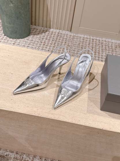 Elegant high heels with pointed toe and B-shaped hardware buckle