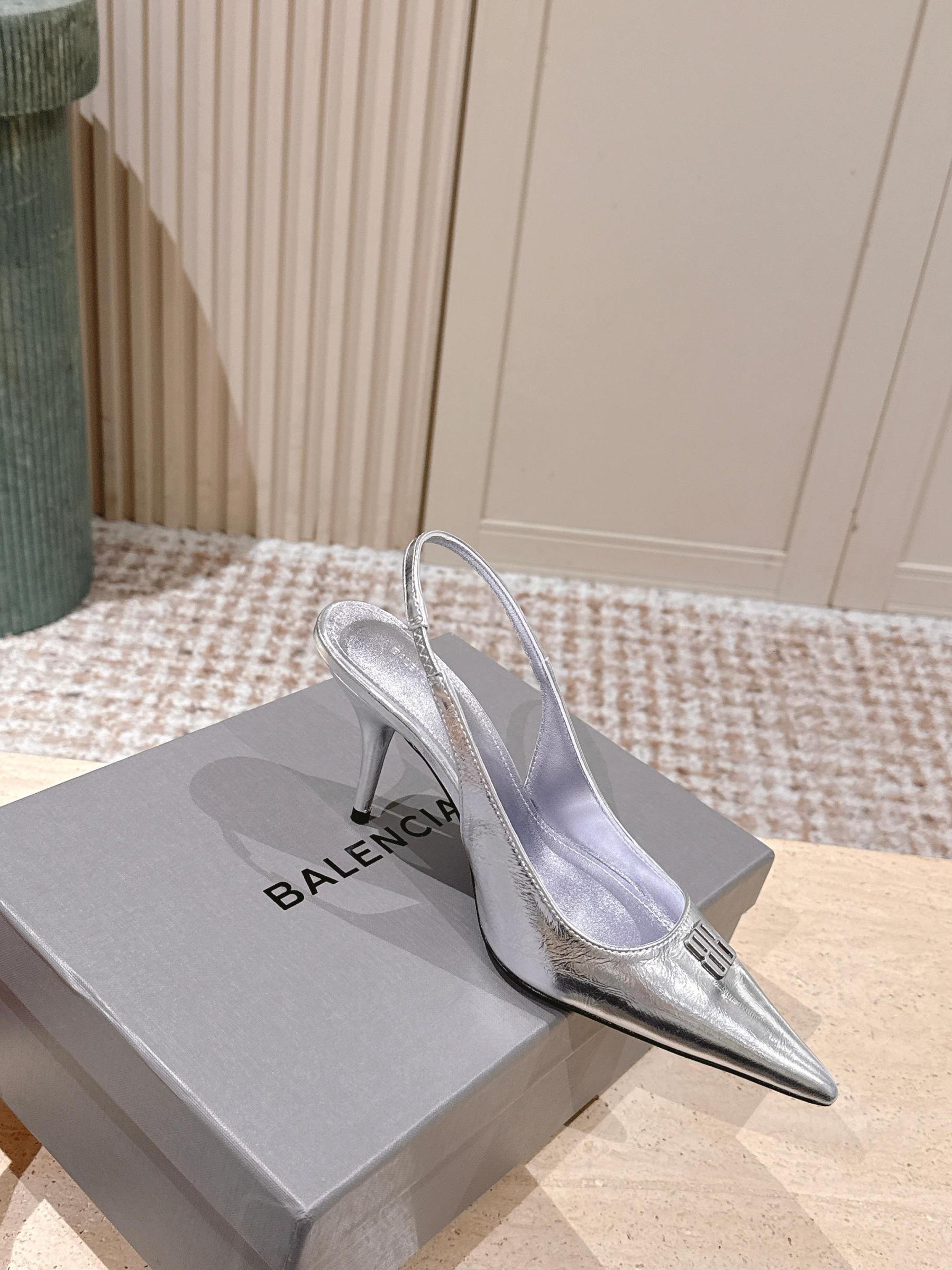 Elegant high heels with pointed toe and B-shaped hardware buckle