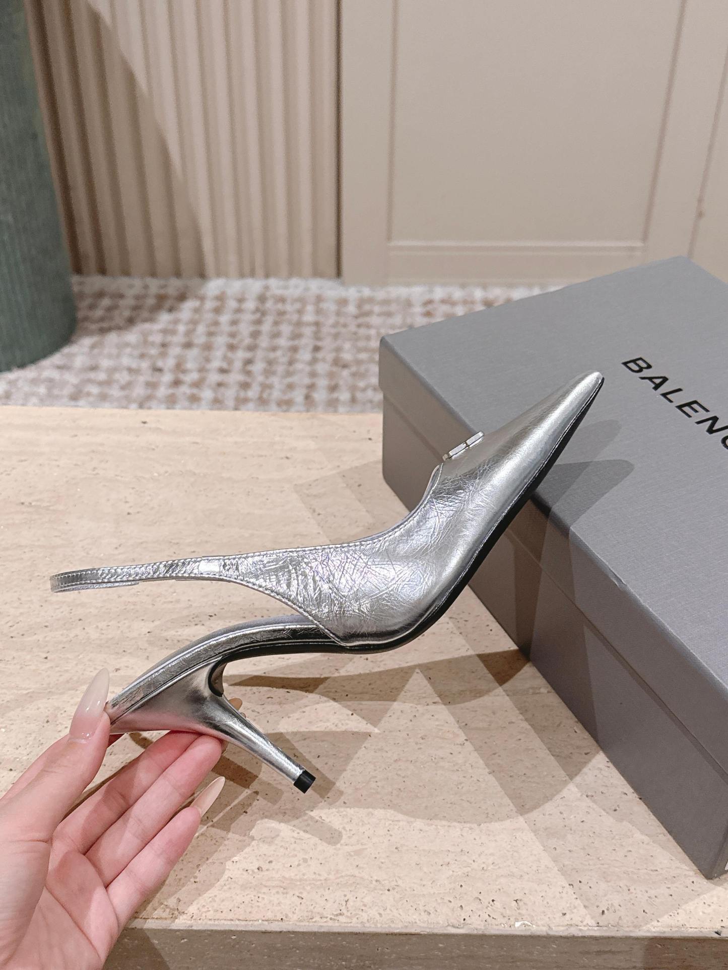 Elegant high heels with pointed toe and B-shaped hardware buckle