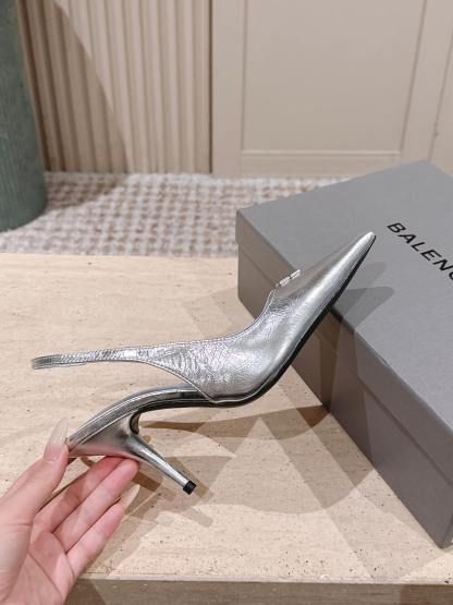 Elegant high heels with pointed toe and B-shaped hardware buckle