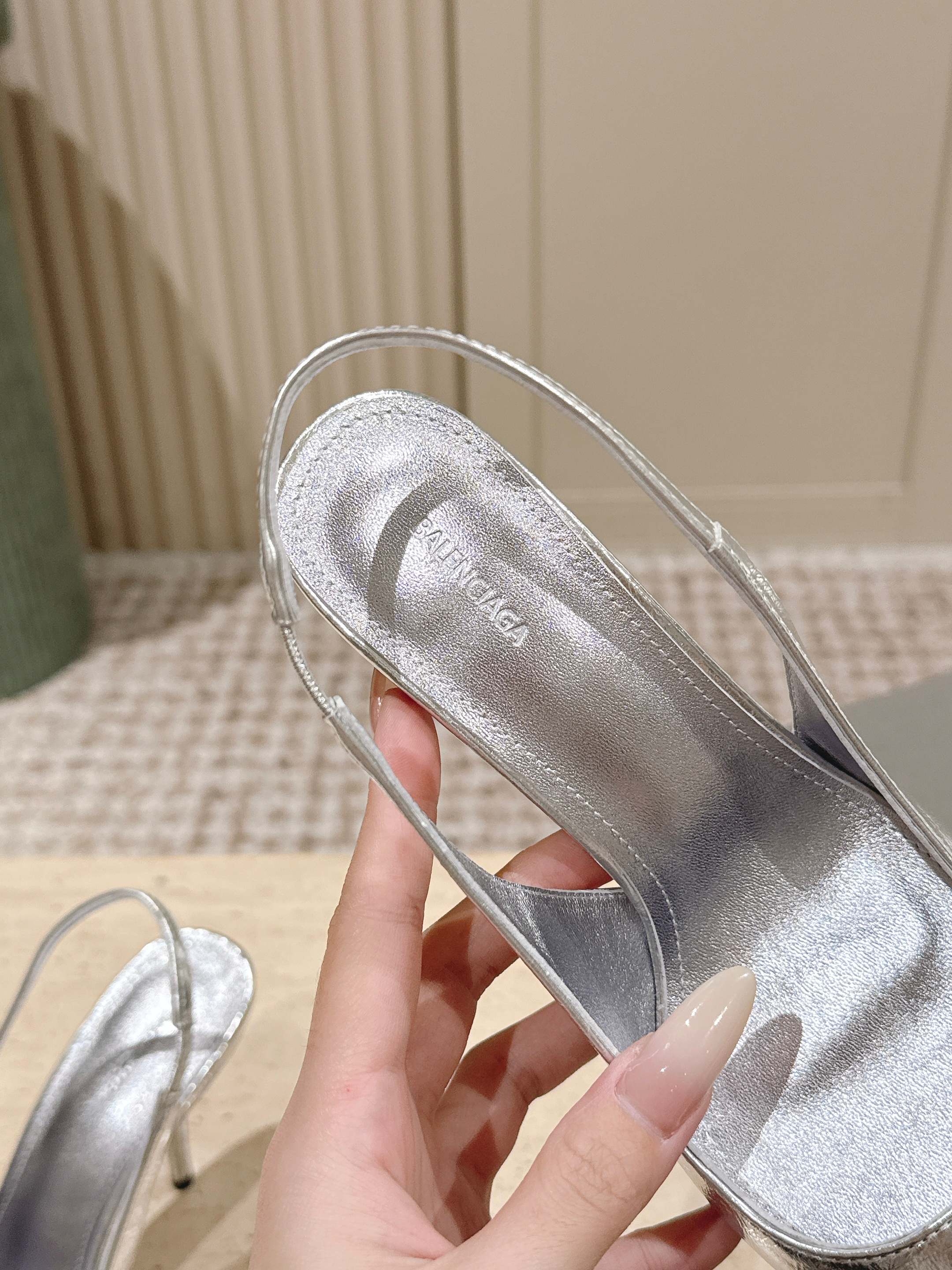 Elegant high heels with pointed toe and B-shaped hardware buckle