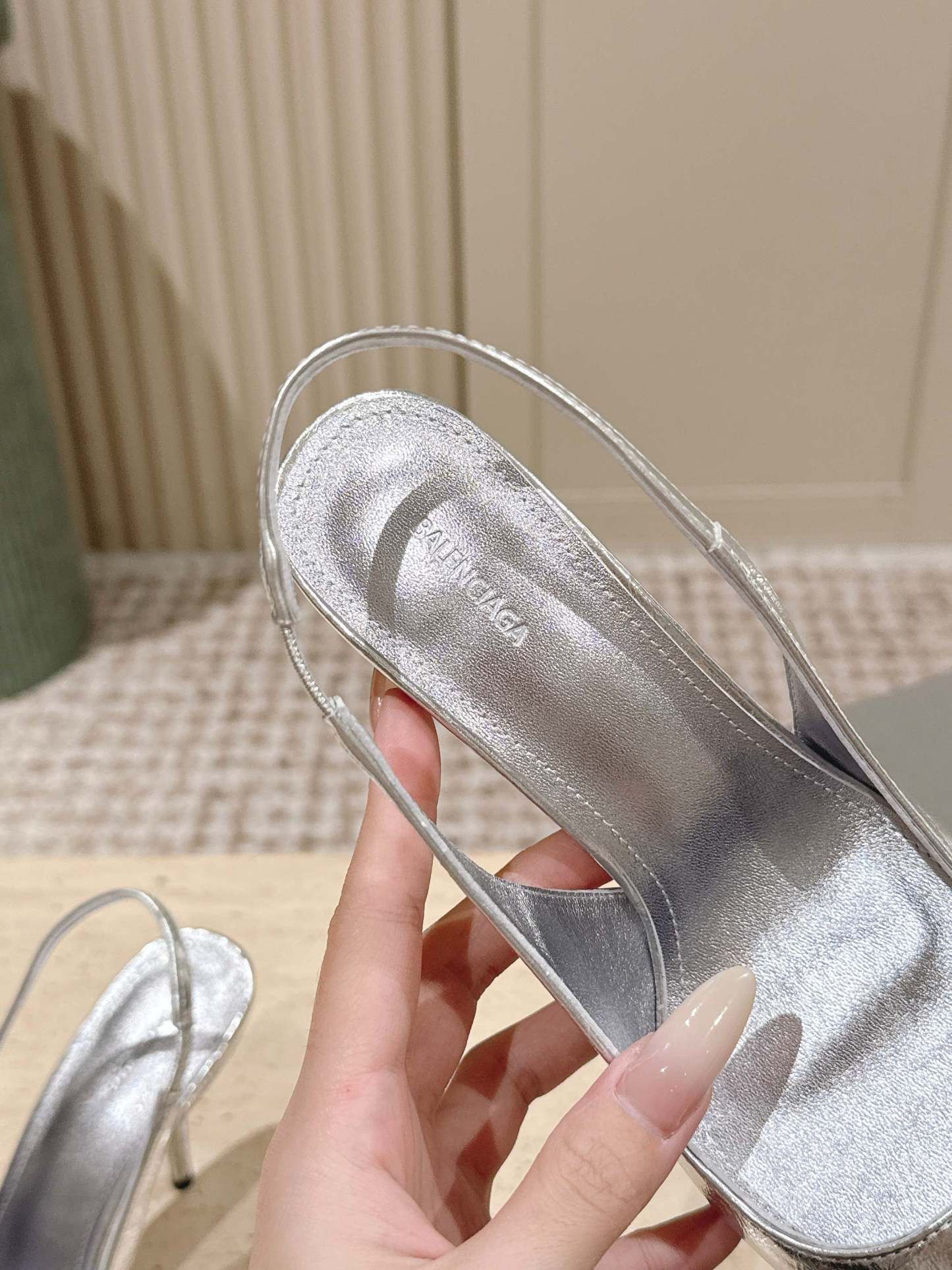 Elegant high heels with pointed toe and B-shaped hardware buckle