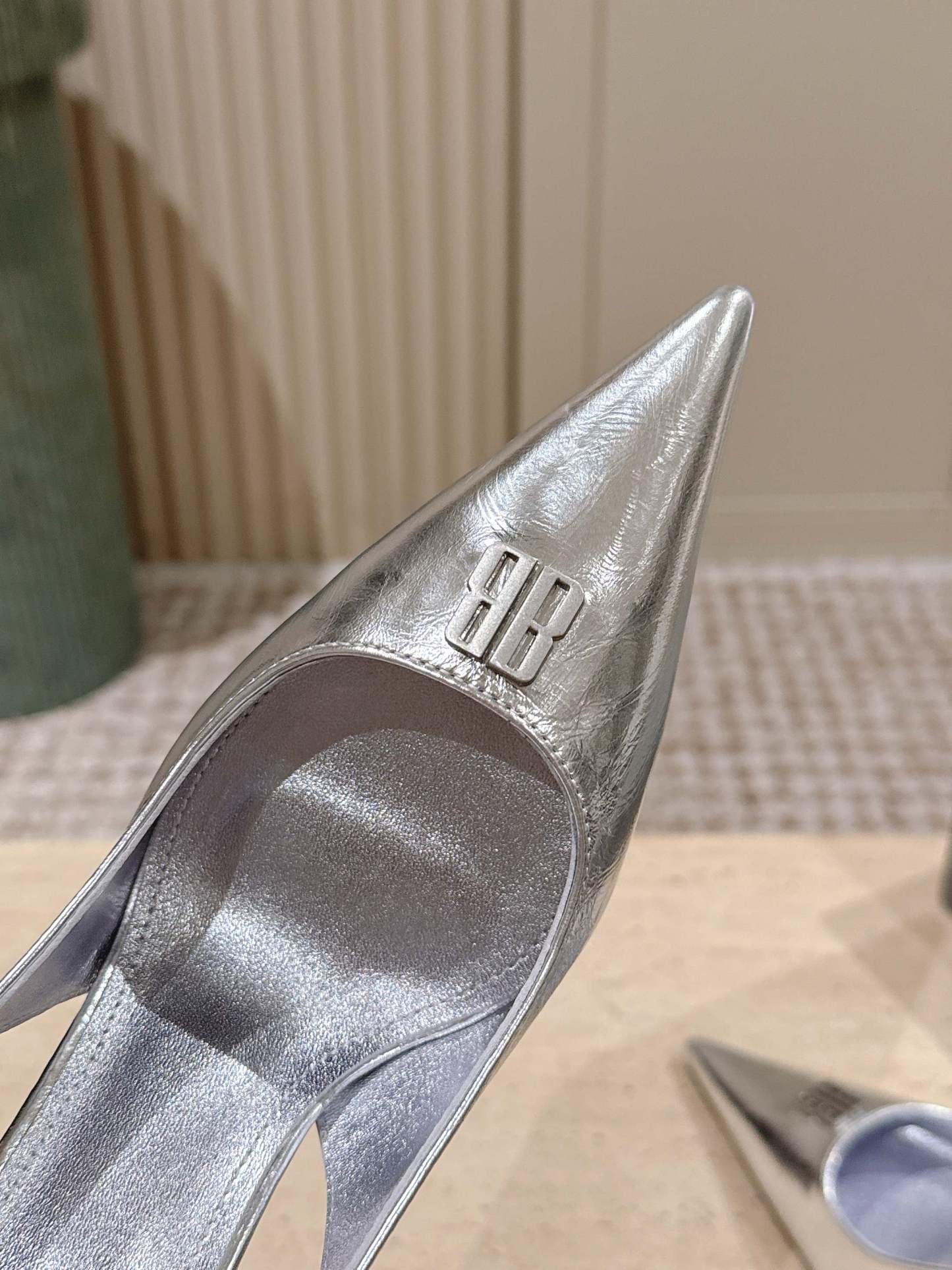 Elegant high heels with pointed toe and B-shaped hardware buckle