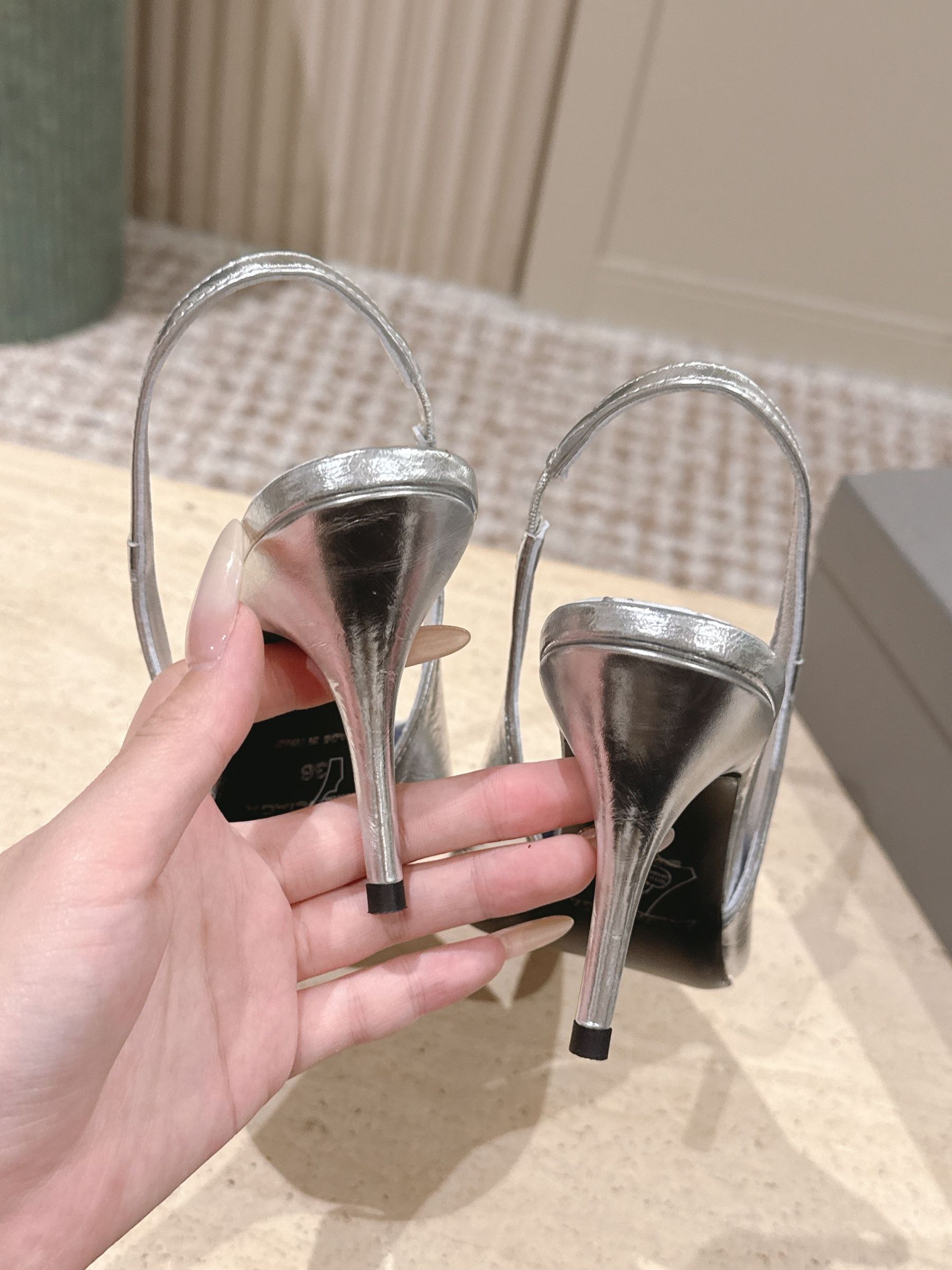 Elegant high heels with pointed toe and B-shaped hardware buckle