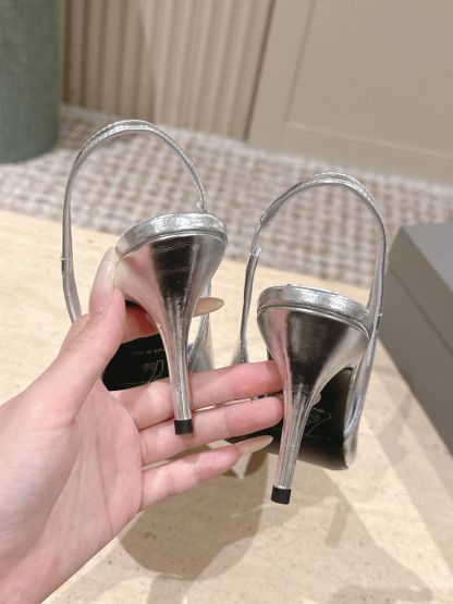 Elegant high heels with pointed toe and B-shaped hardware buckle