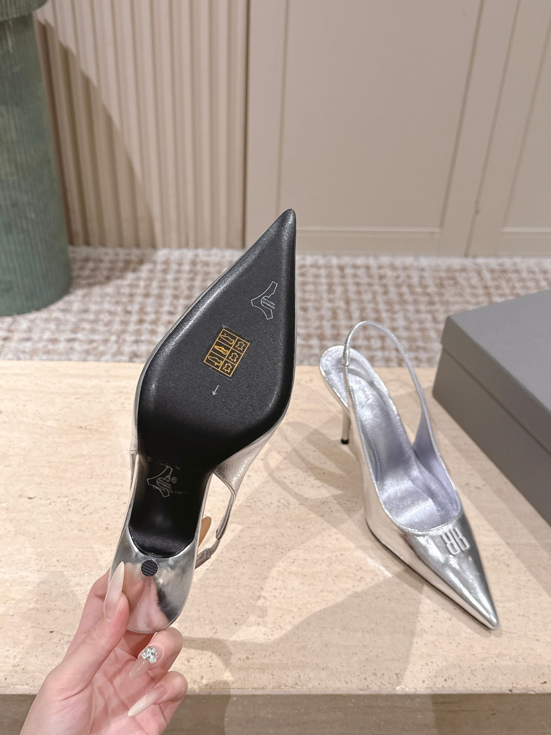 Elegant high heels with pointed toe and B-shaped hardware buckle