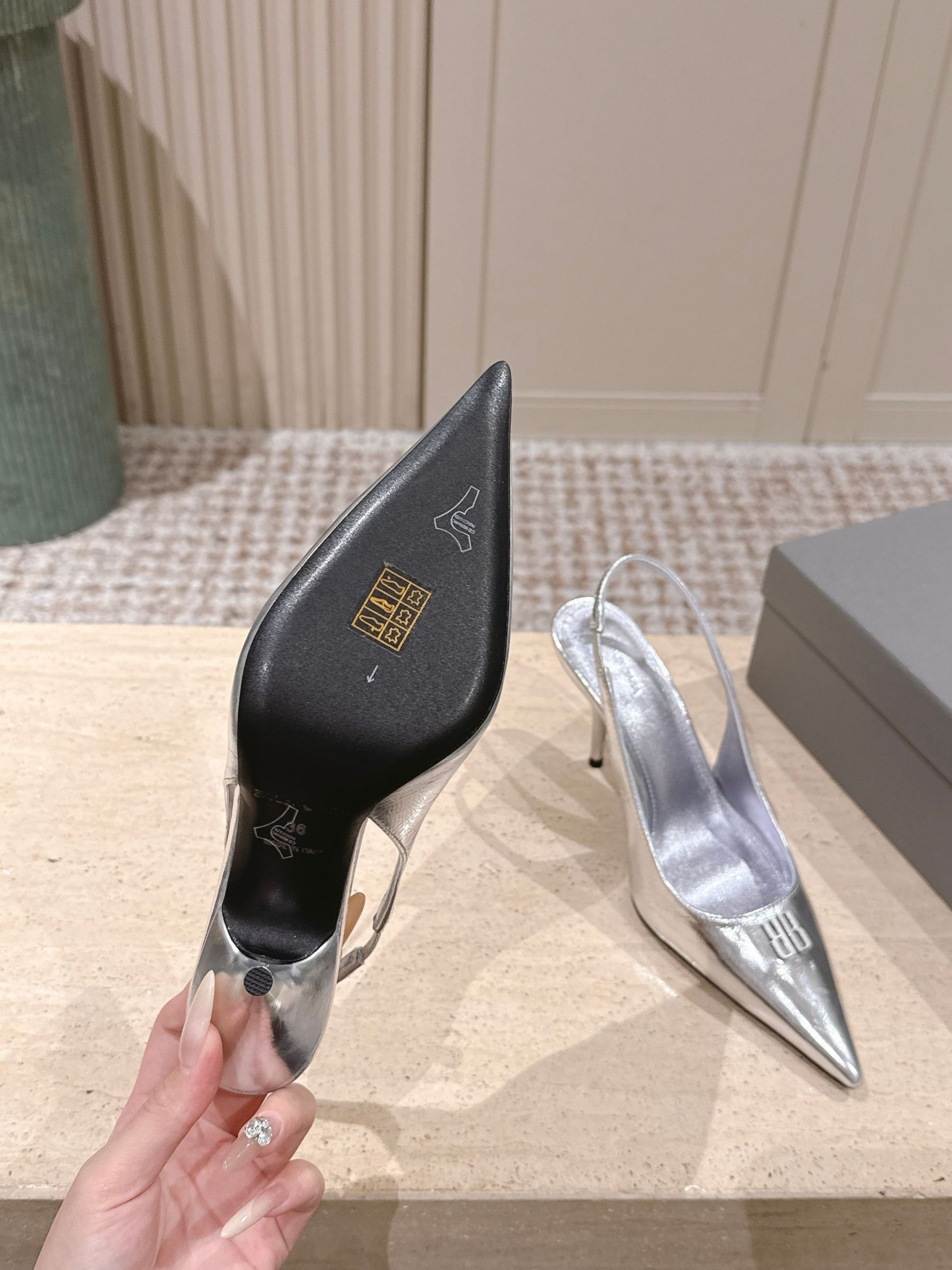 Elegant high heels with pointed toe and B-shaped hardware buckle