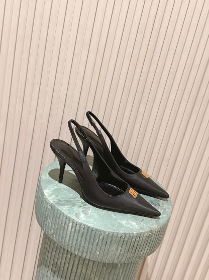 Elegant high heels with pointed toe and B-shaped hardware buckle