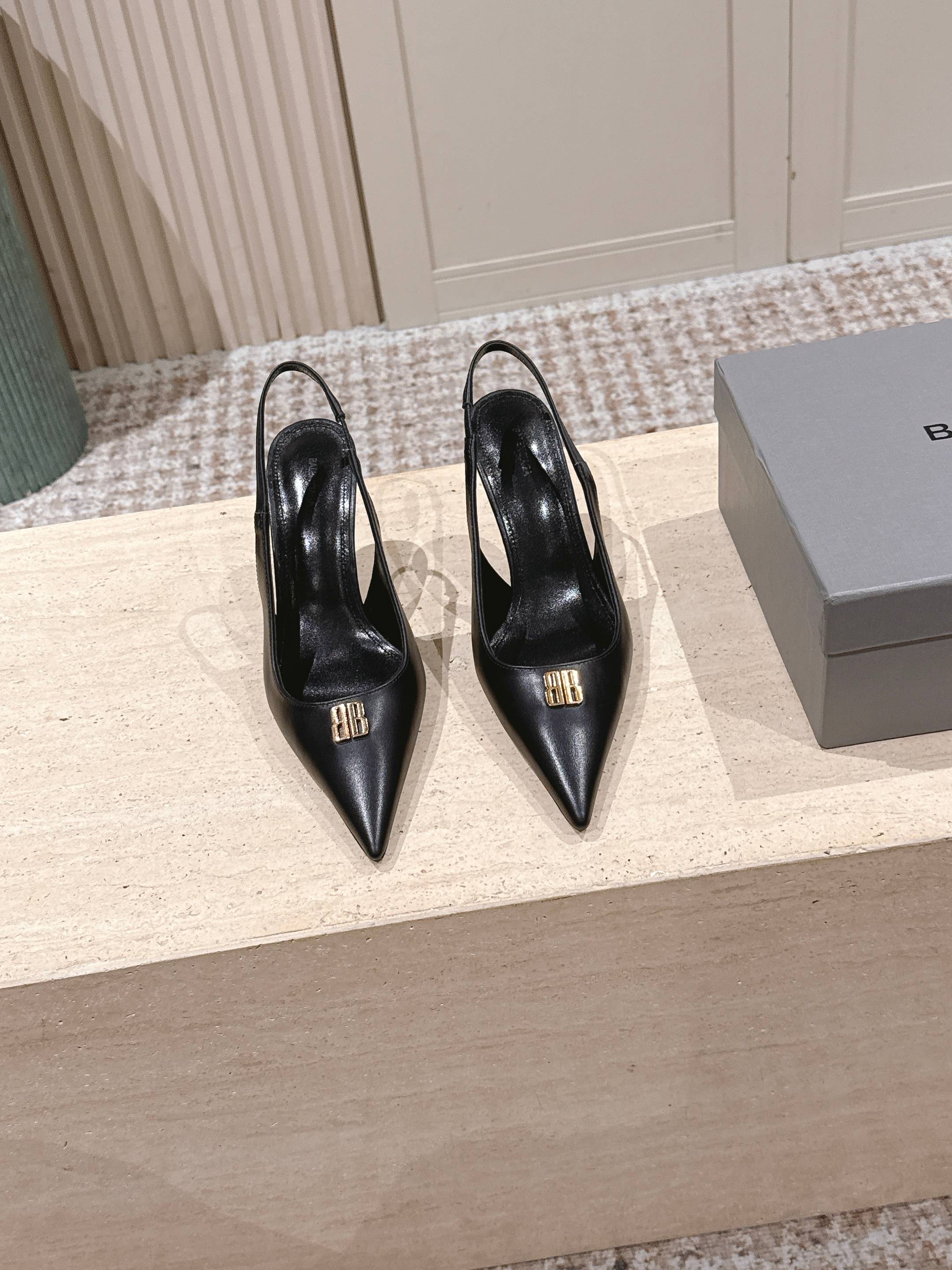 Elegant high heels with pointed toe and B-shaped hardware buckle