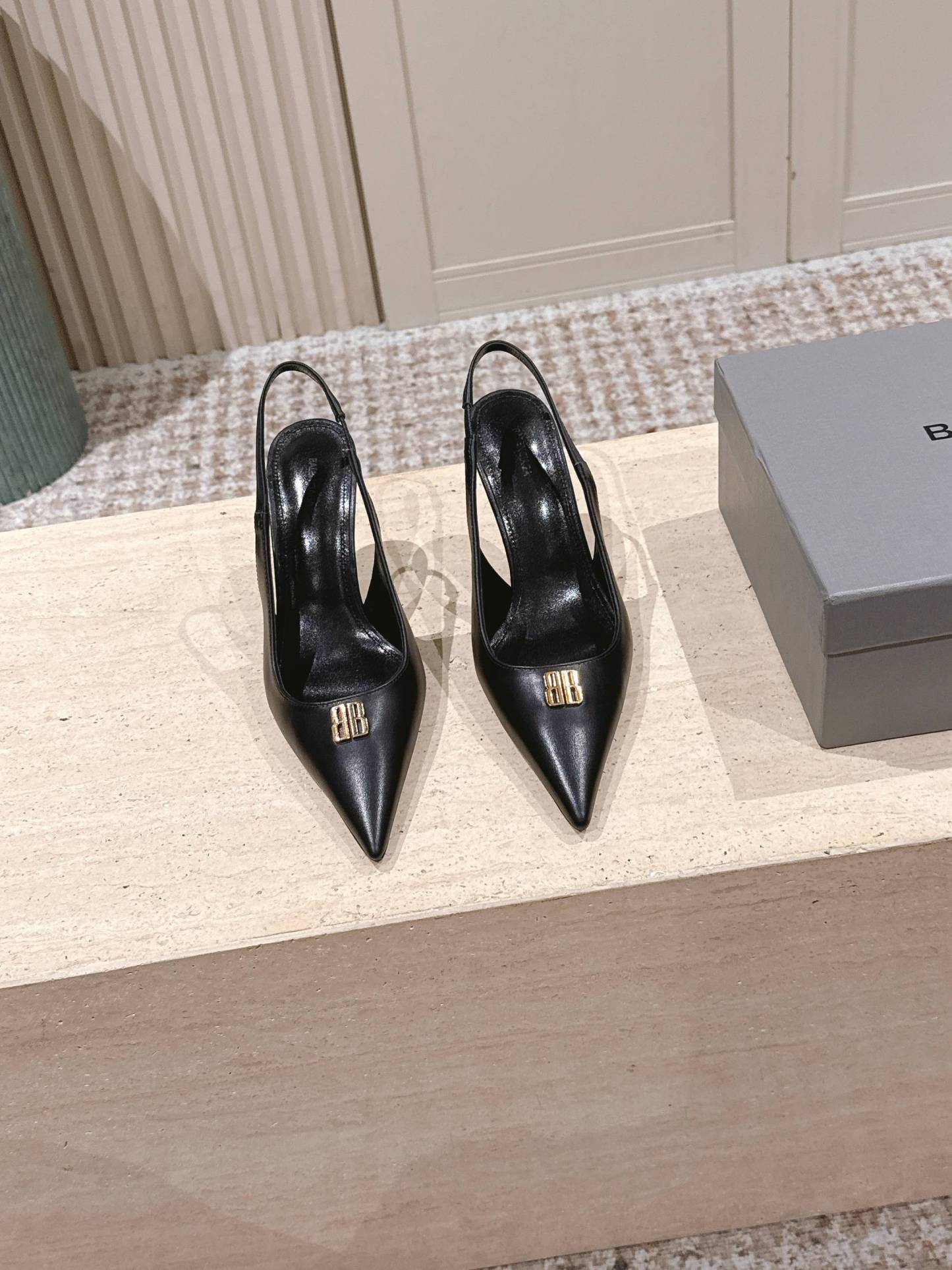 Elegant high heels with pointed toe and B-shaped hardware buckle