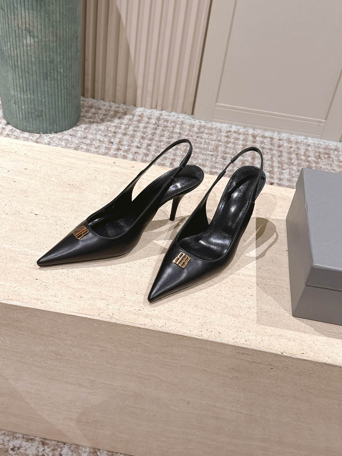 Elegant high heels with pointed toe and B-shaped hardware buckle