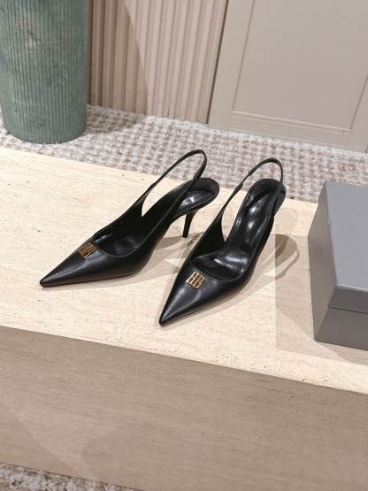 Elegant high heels with pointed toe and B-shaped hardware buckle