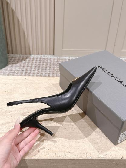 Elegant high heels with pointed toe and B-shaped hardware buckle