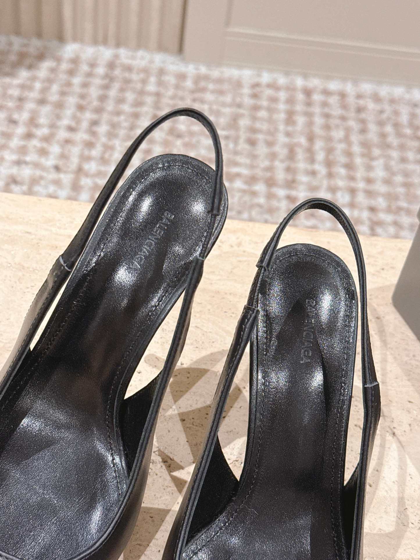 Elegant high heels with pointed toe and B-shaped hardware buckle