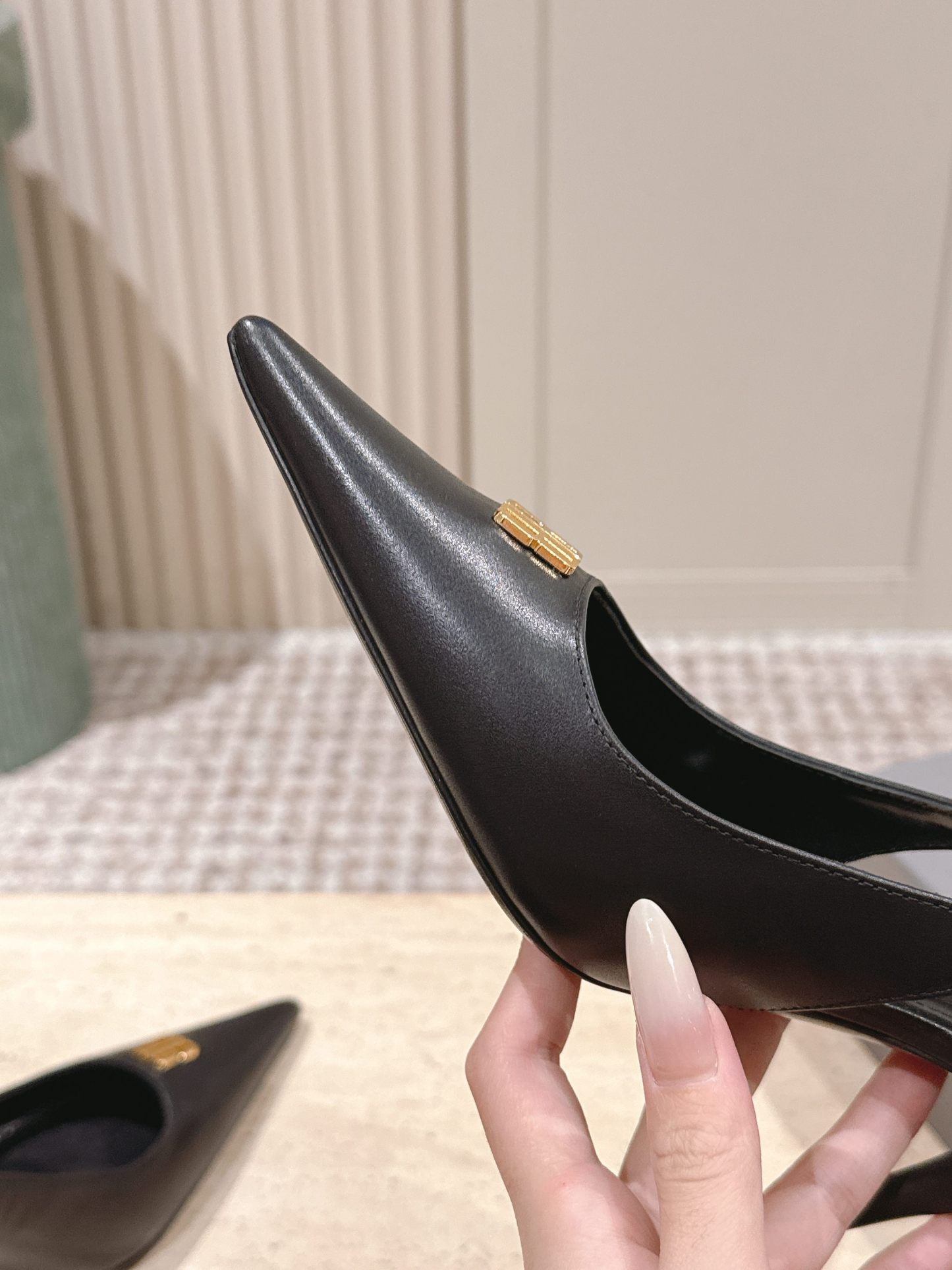 Elegant high heels with pointed toe and B-shaped hardware buckle