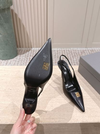 Elegant high heels with pointed toe and B-shaped hardware buckle