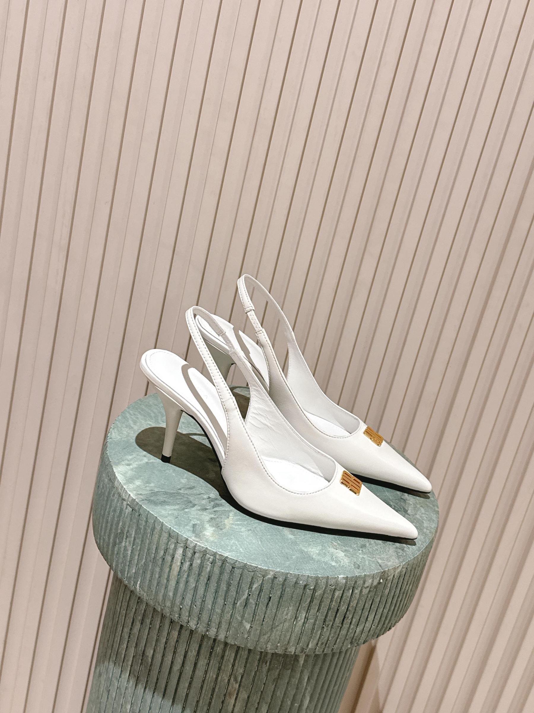 Elegant high heels with pointed toe and B-shaped hardware buckle