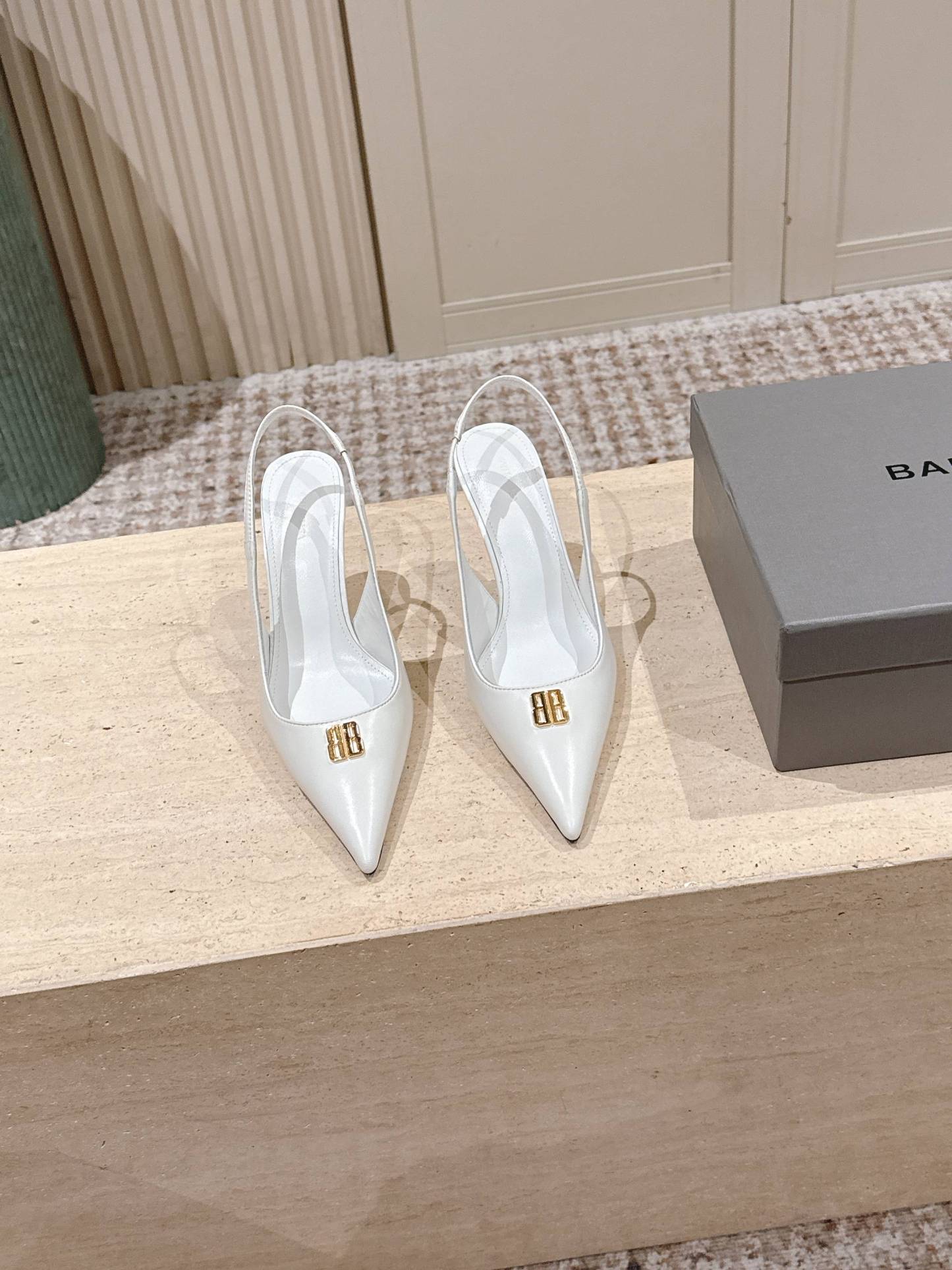 Elegant high heels with pointed toe and B-shaped hardware buckle