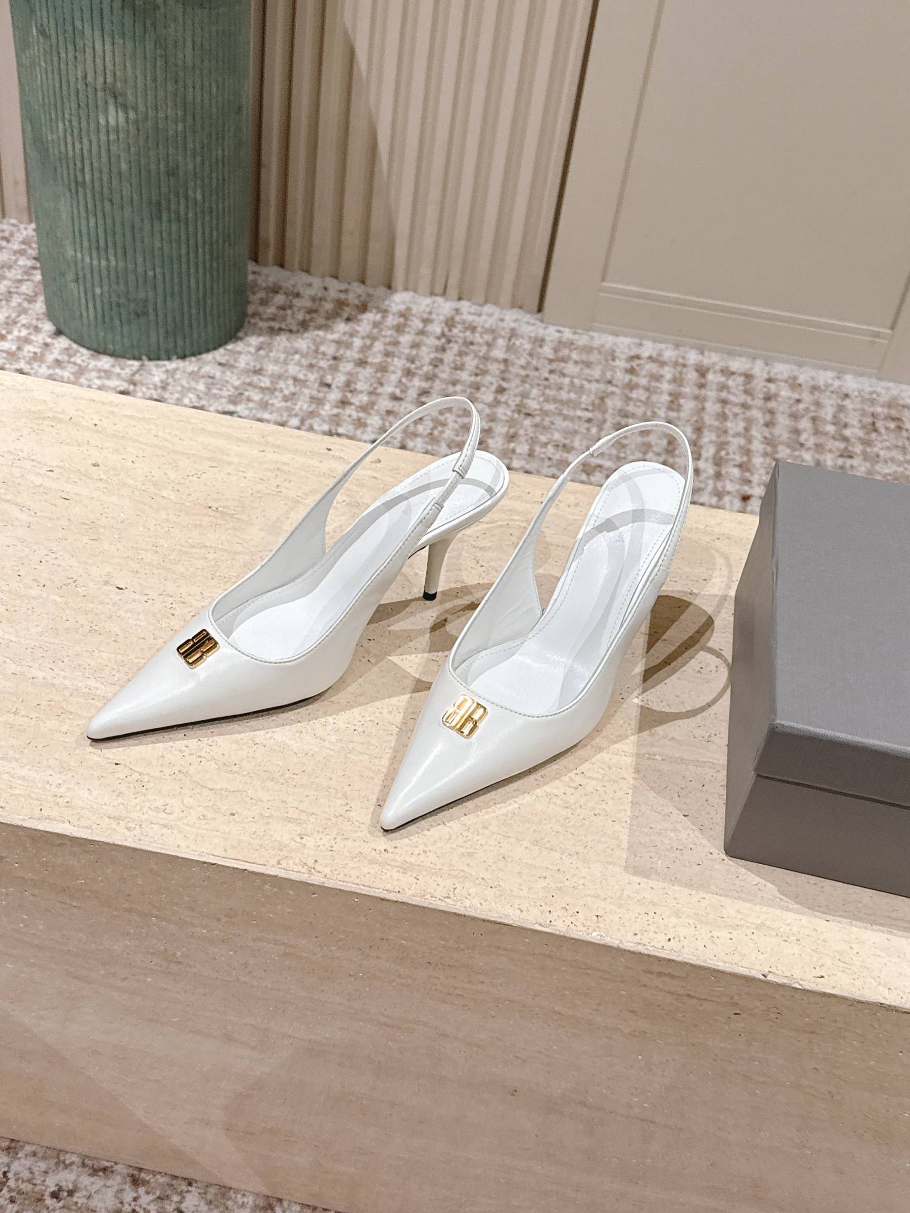 Elegant high heels with pointed toe and B-shaped hardware buckle