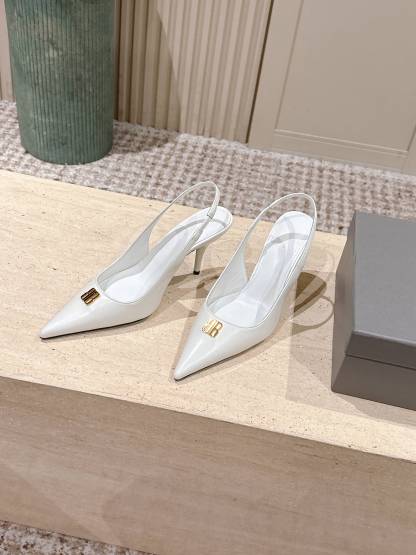 Elegant high heels with pointed toe and B-shaped hardware buckle
