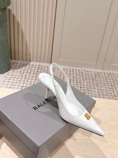 Elegant high heels with pointed toe and B-shaped hardware buckle