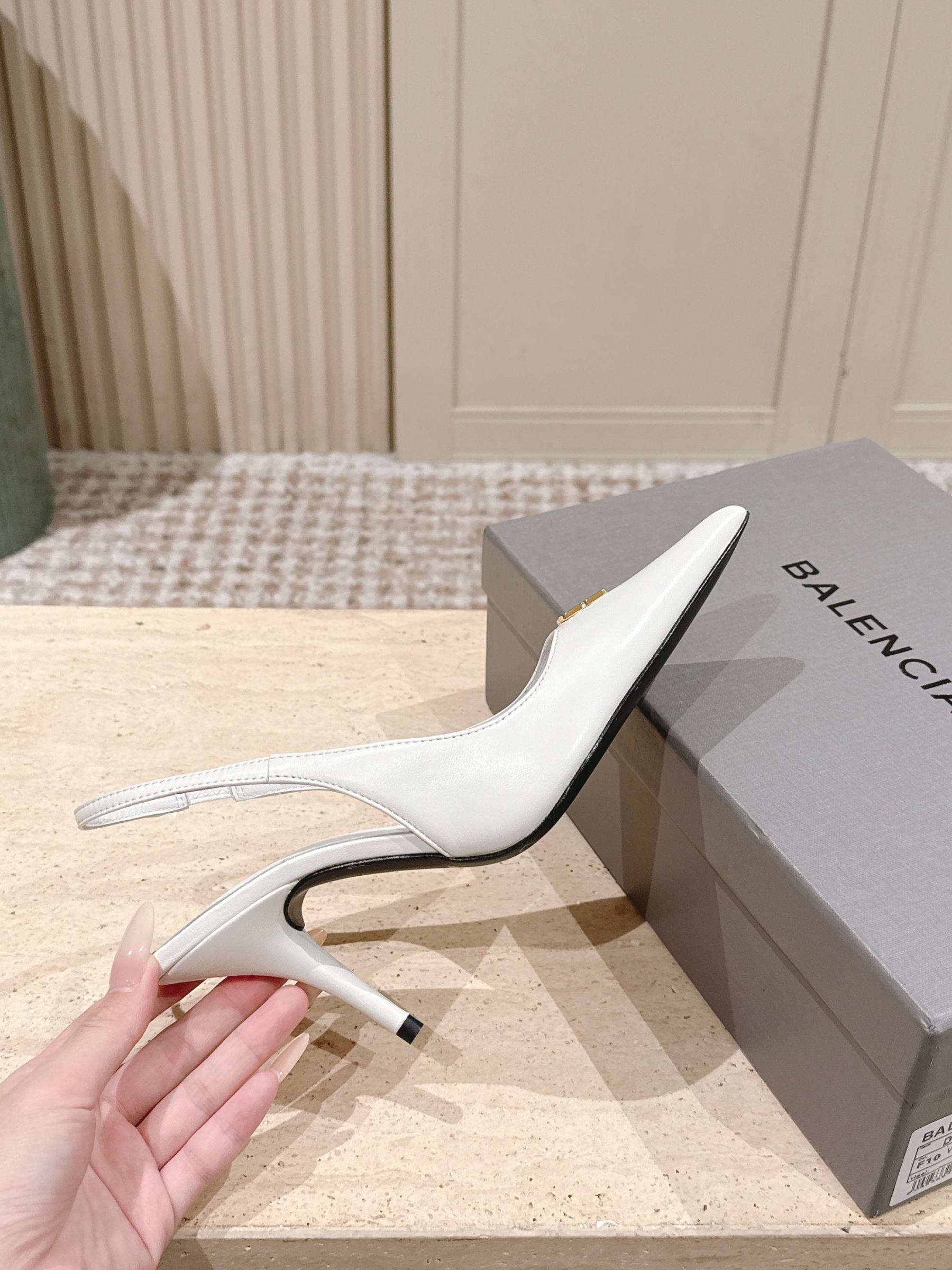 Elegant high heels with pointed toe and B-shaped hardware buckle