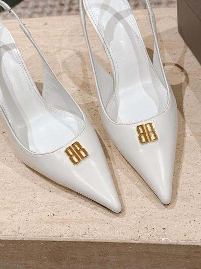 Elegant high heels with pointed toe and B-shaped hardware buckle