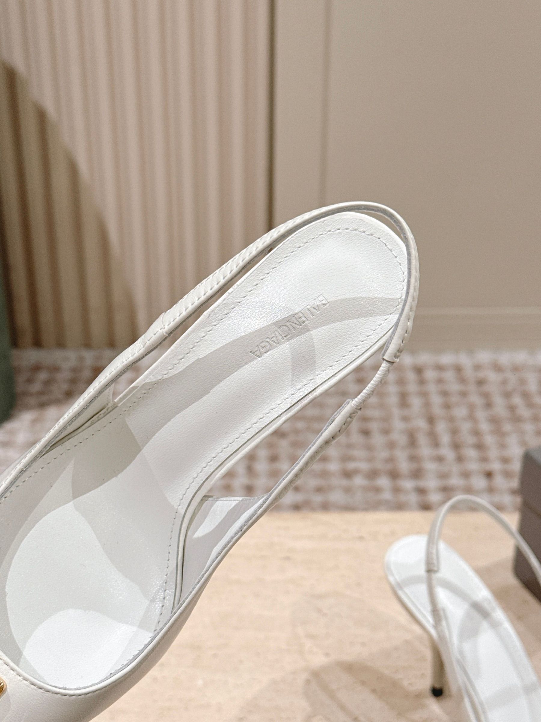 Elegant high heels with pointed toe and B-shaped hardware buckle