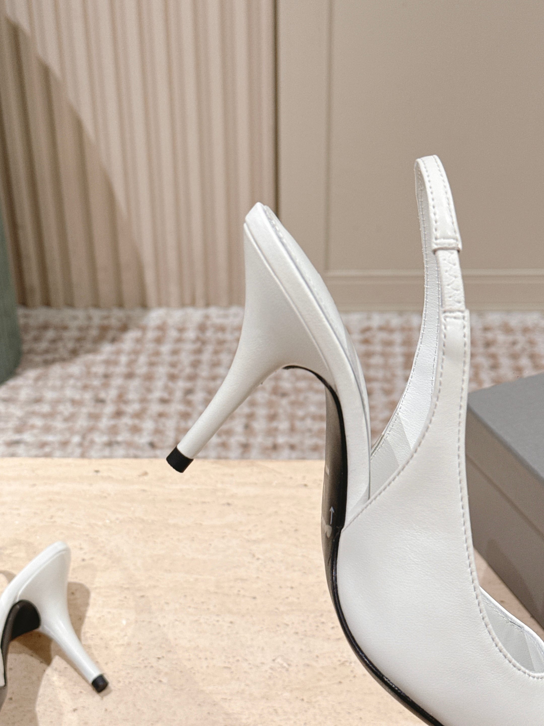 Elegant high heels with pointed toe and B-shaped hardware buckle