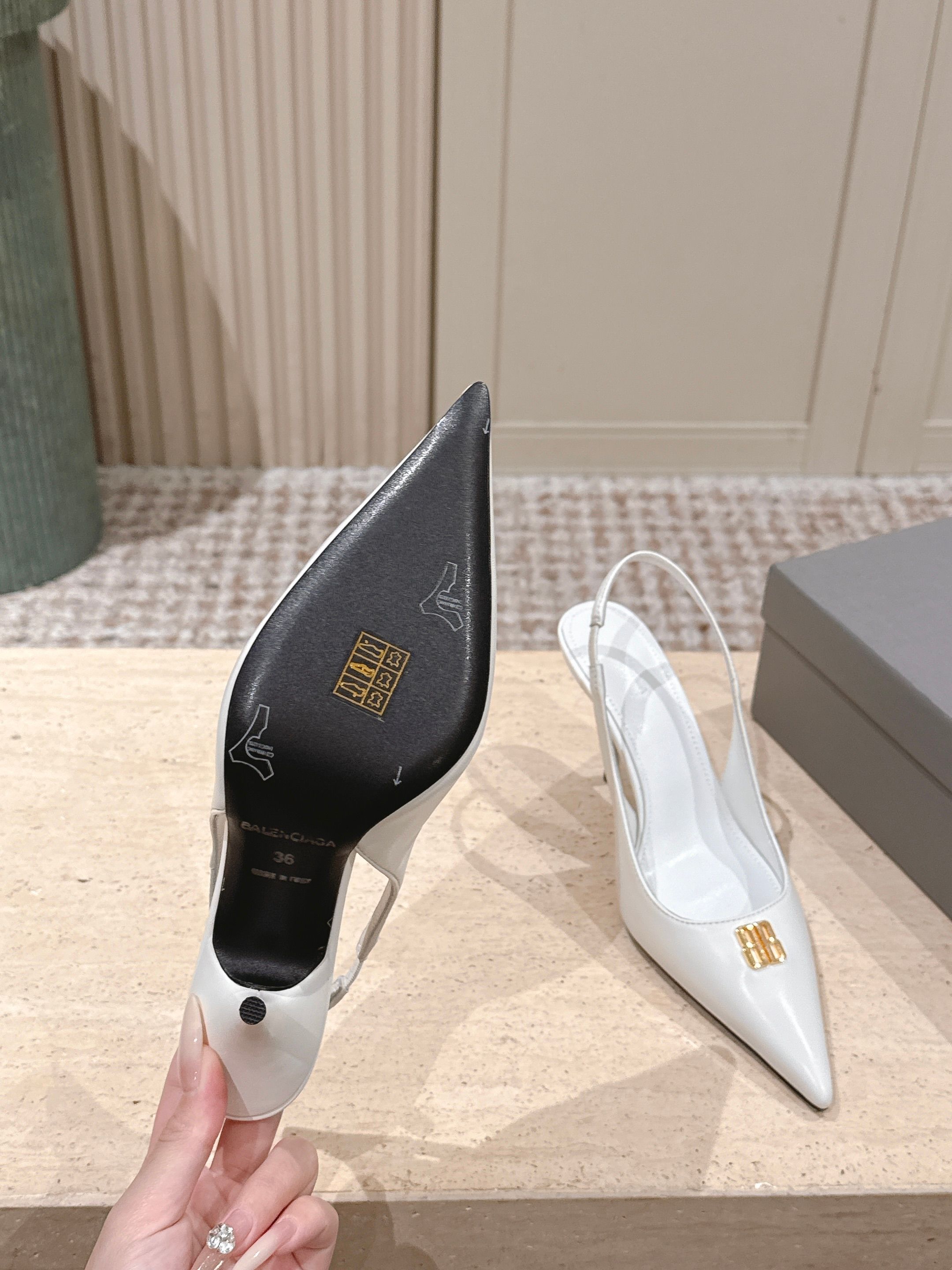 Elegant high heels with pointed toe and B-shaped hardware buckle