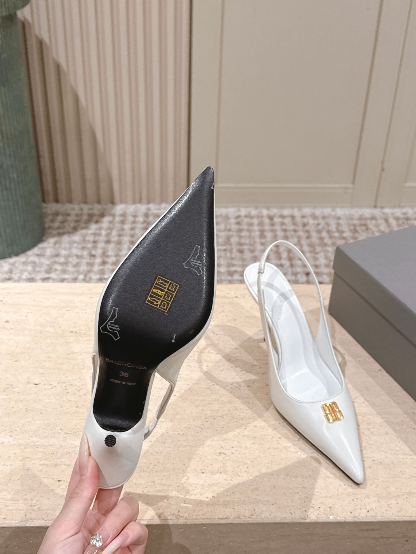 Elegant high heels with pointed toe and B-shaped hardware buckle