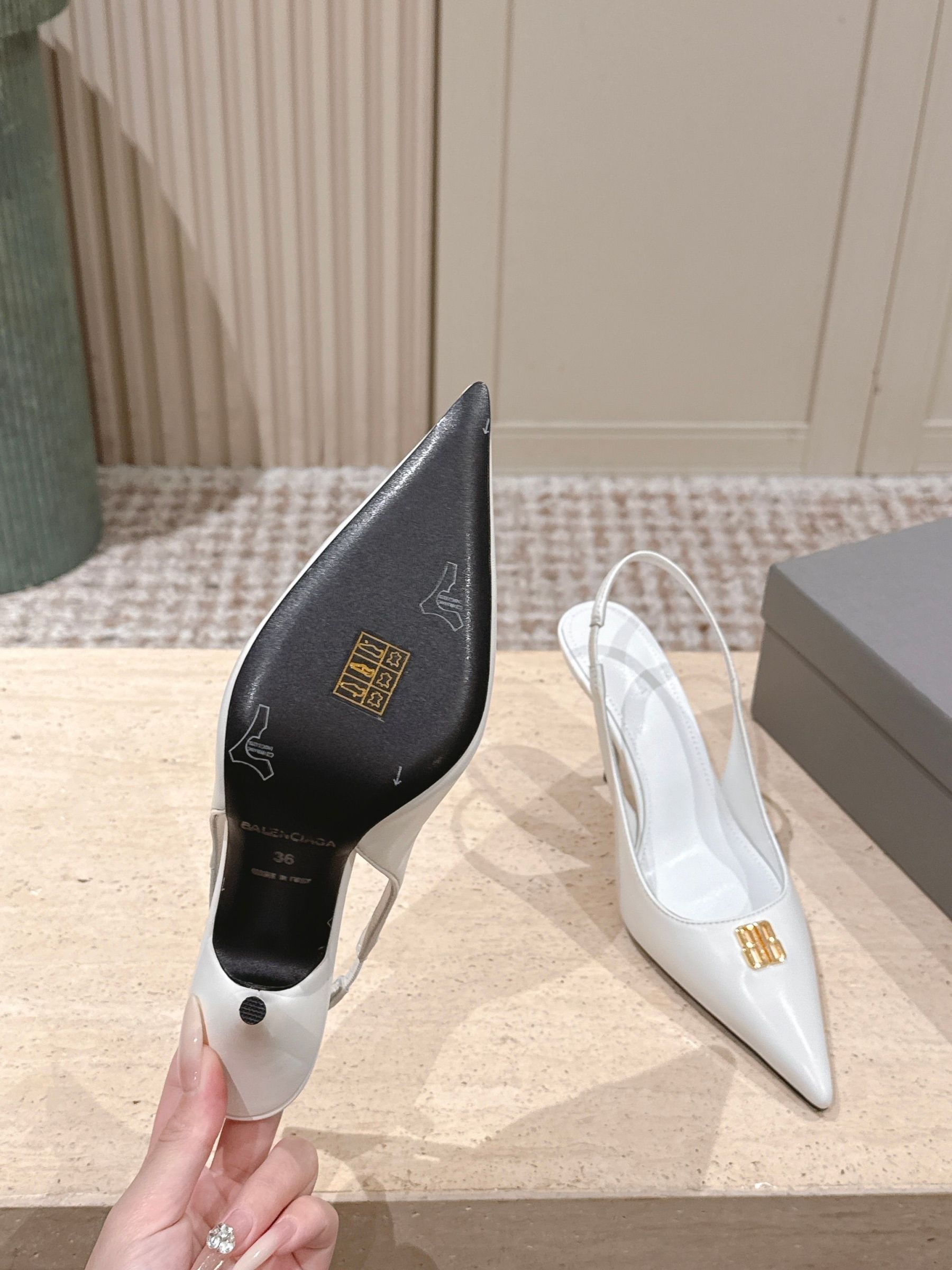 Elegant high heels with pointed toe and B-shaped hardware buckle