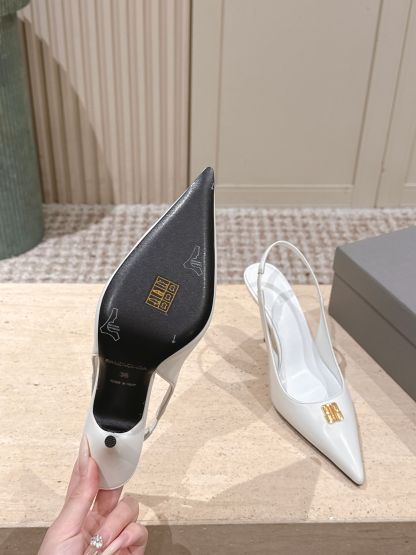 Elegant high heels with pointed toe and B-shaped hardware buckle