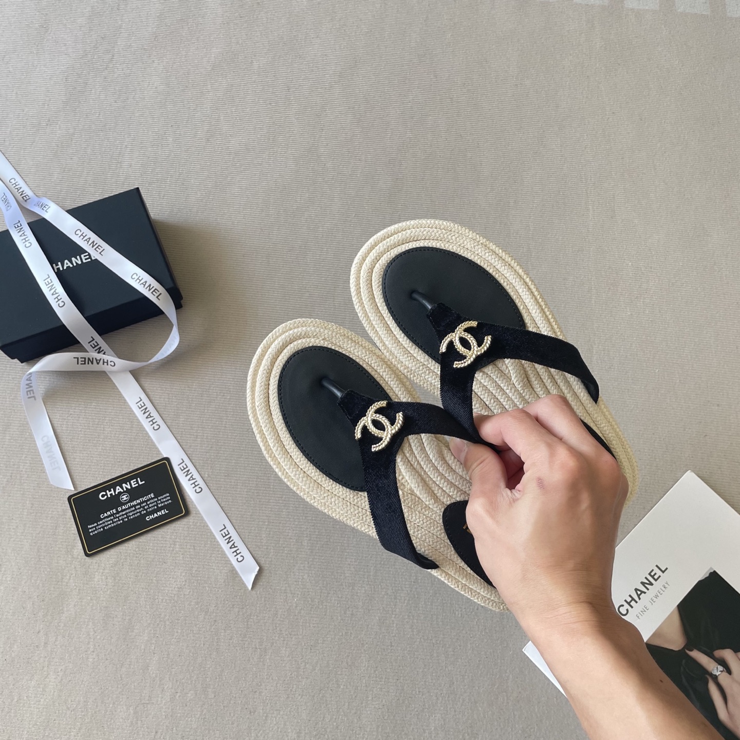 Straw rope flip-flops