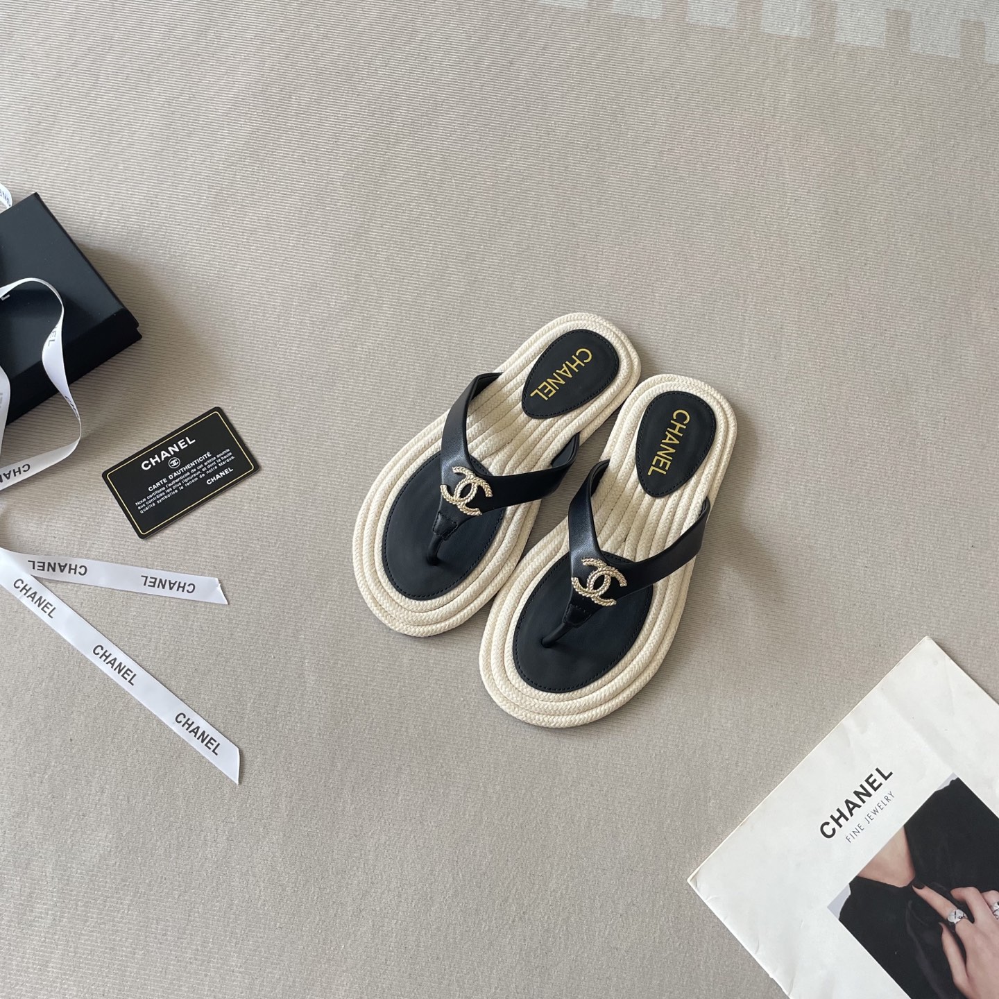 Straw rope flip-flops