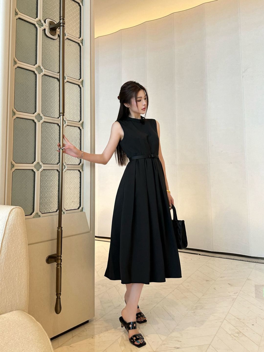 Long sleeveless dress with bow decoration SML