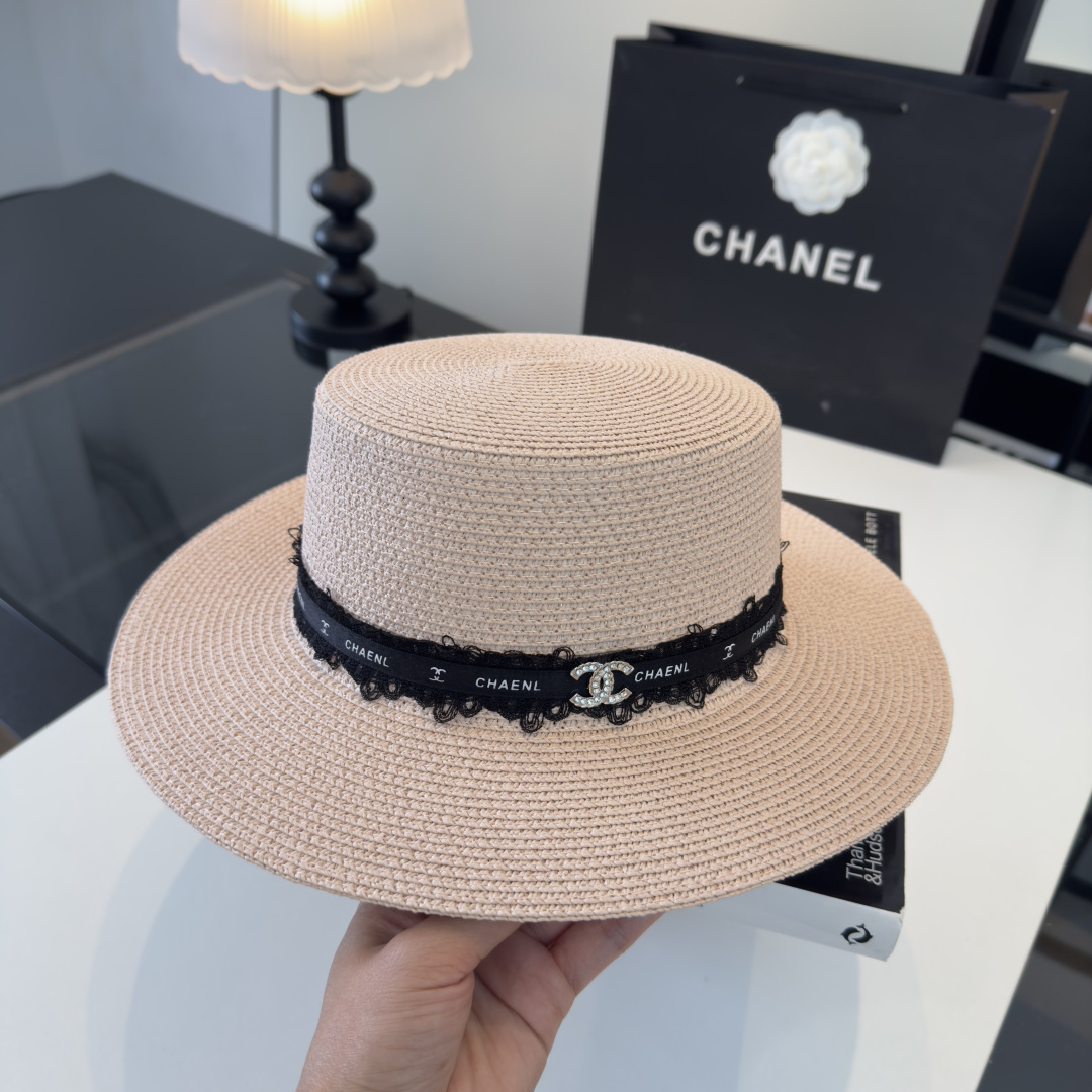 flat-topped straw hat