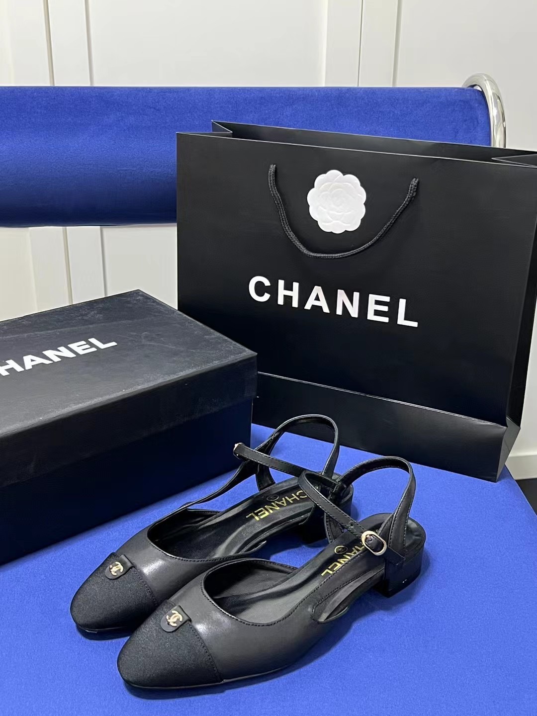 Low-heeled sandals with open back 35-40