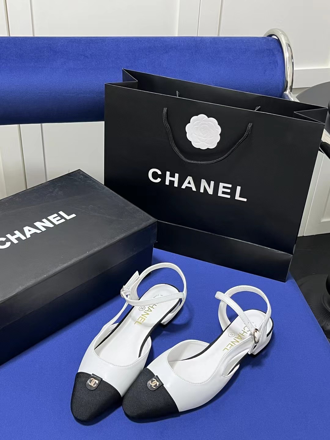 Low-heeled sandals with open back 35-40