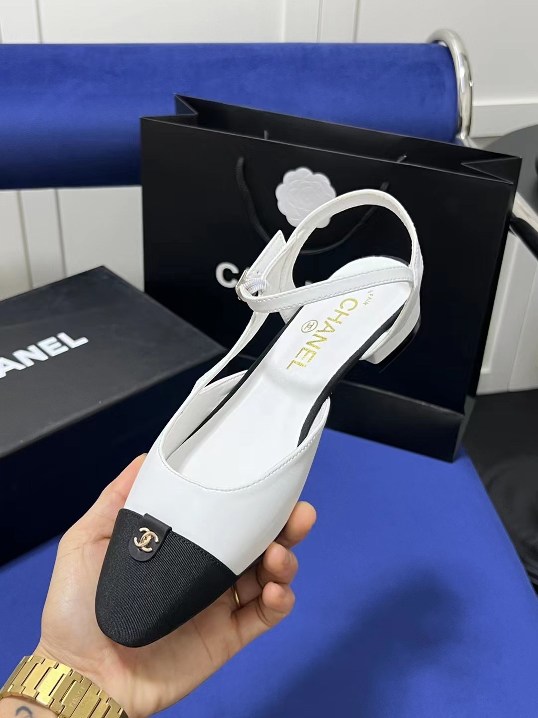 Low-heeled sandals with open back 35-40