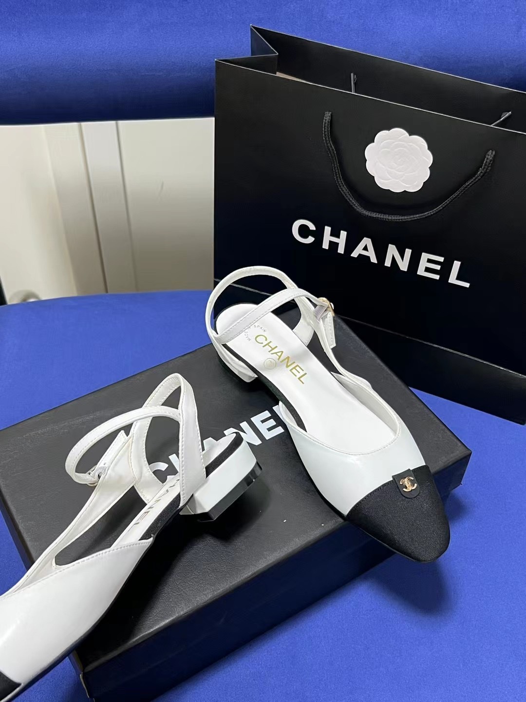 Low-heeled sandals with open back 35-40