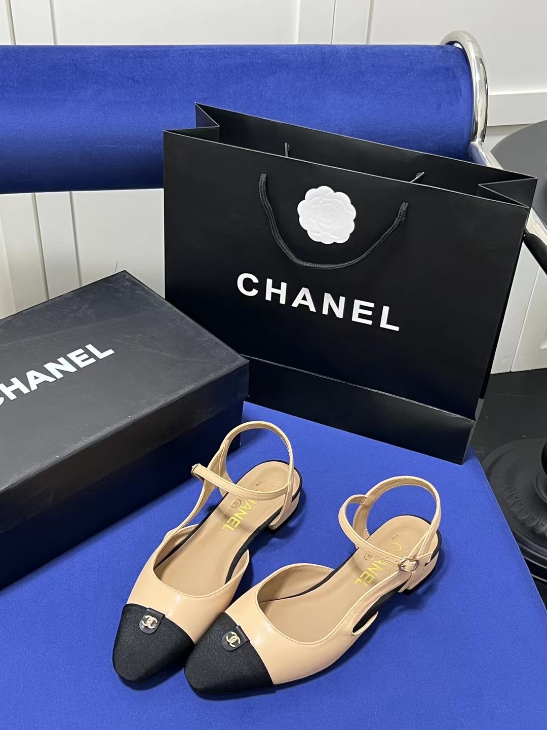 Low-heeled sandals with open back 35-40