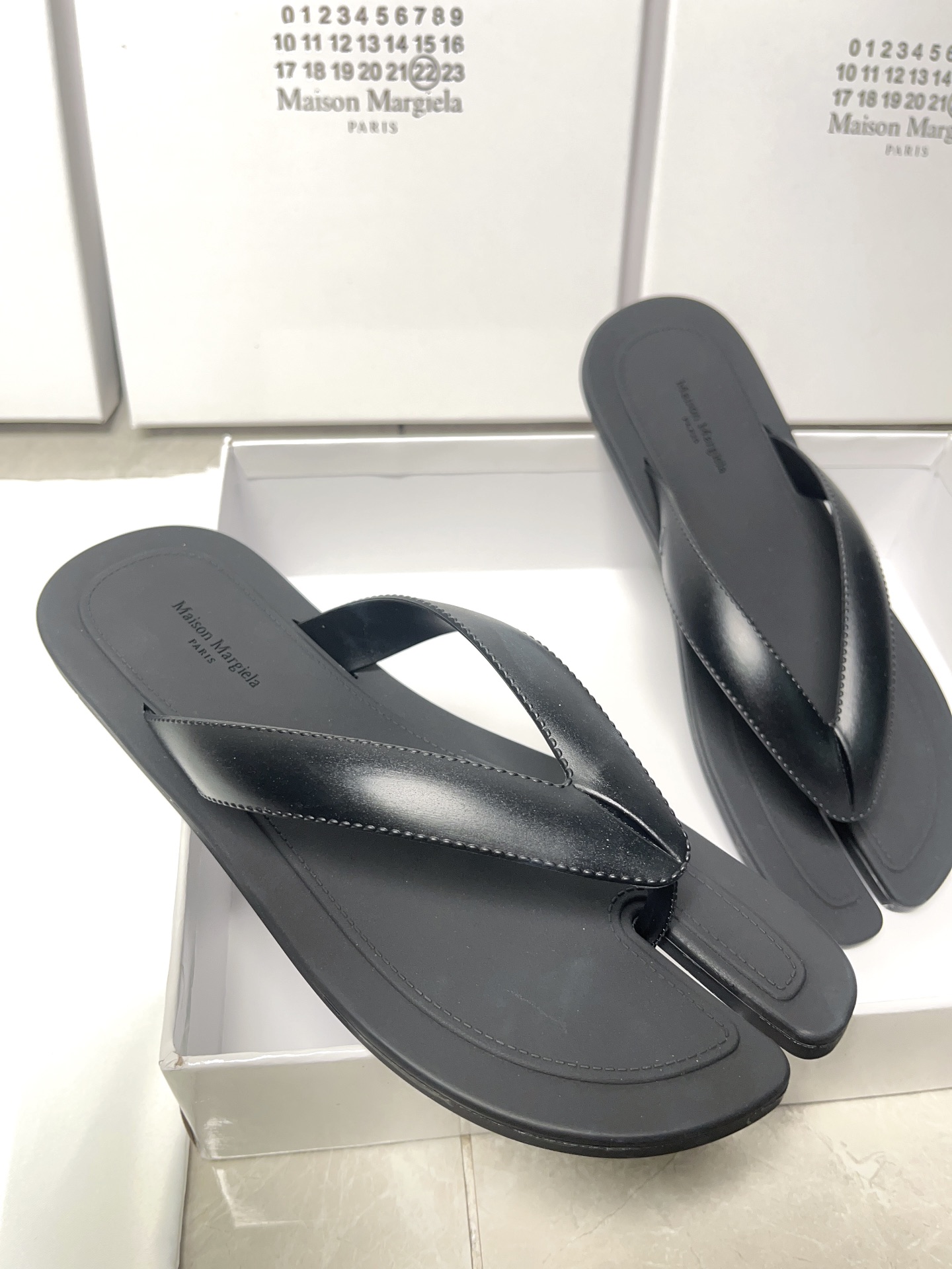 Couple flip-flops 35-44
