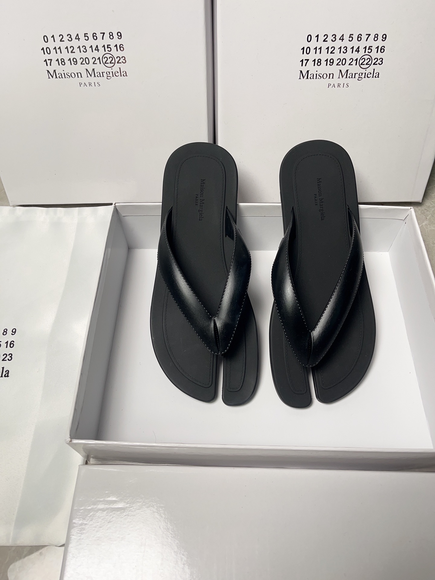Couple flip-flops 35-44