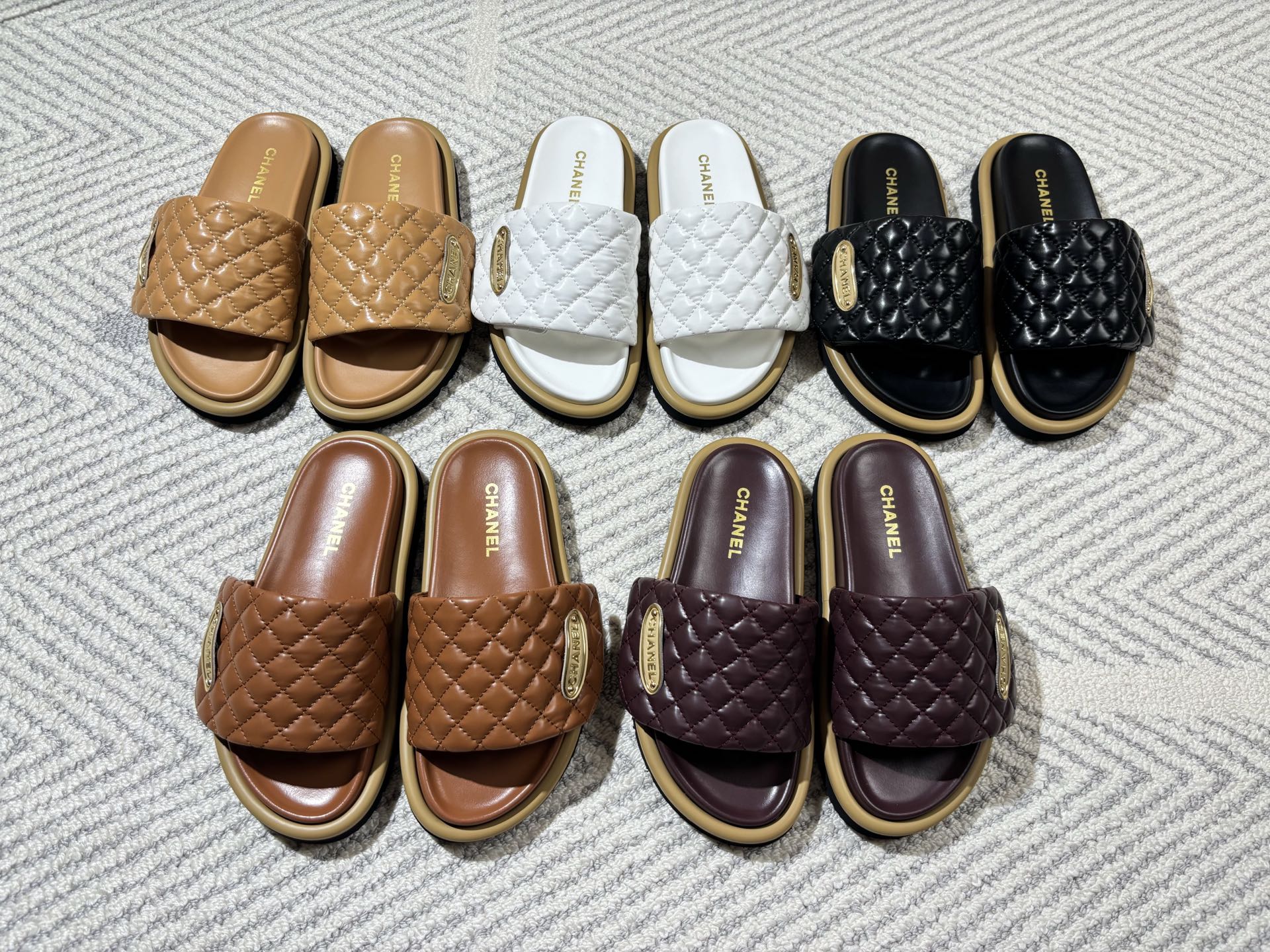 Diamond-patterned flat women's slippers