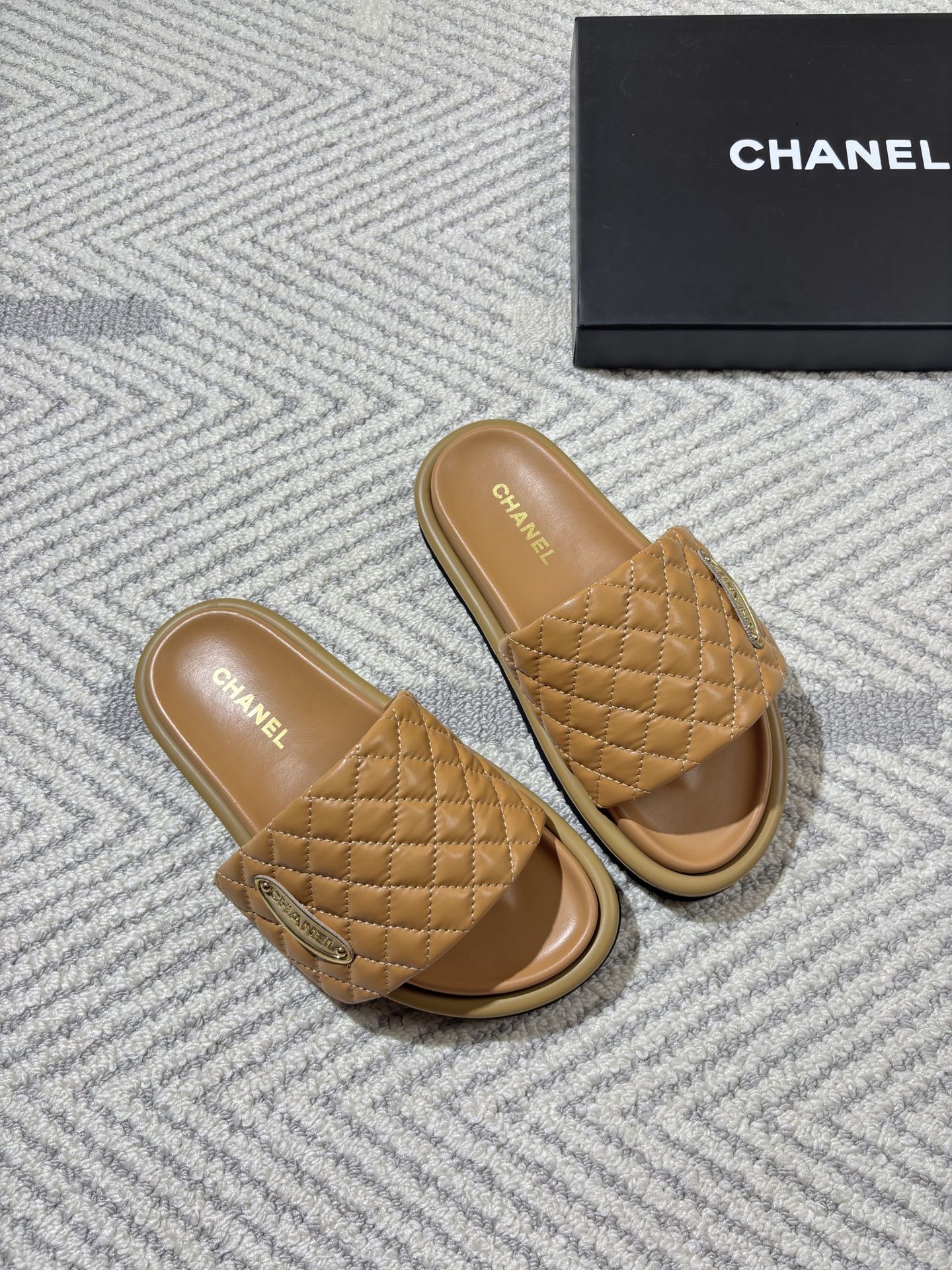 Diamond-patterned flat women's slippers