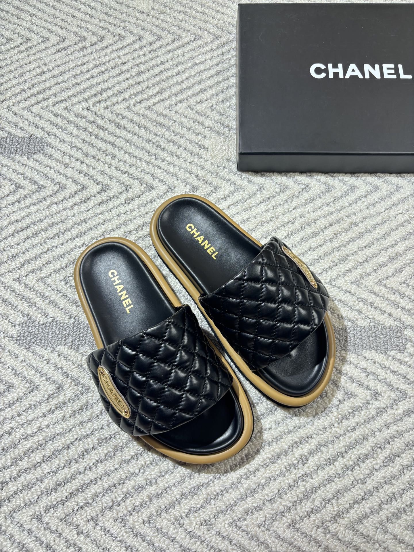 Diamond-patterned flat women's slippers