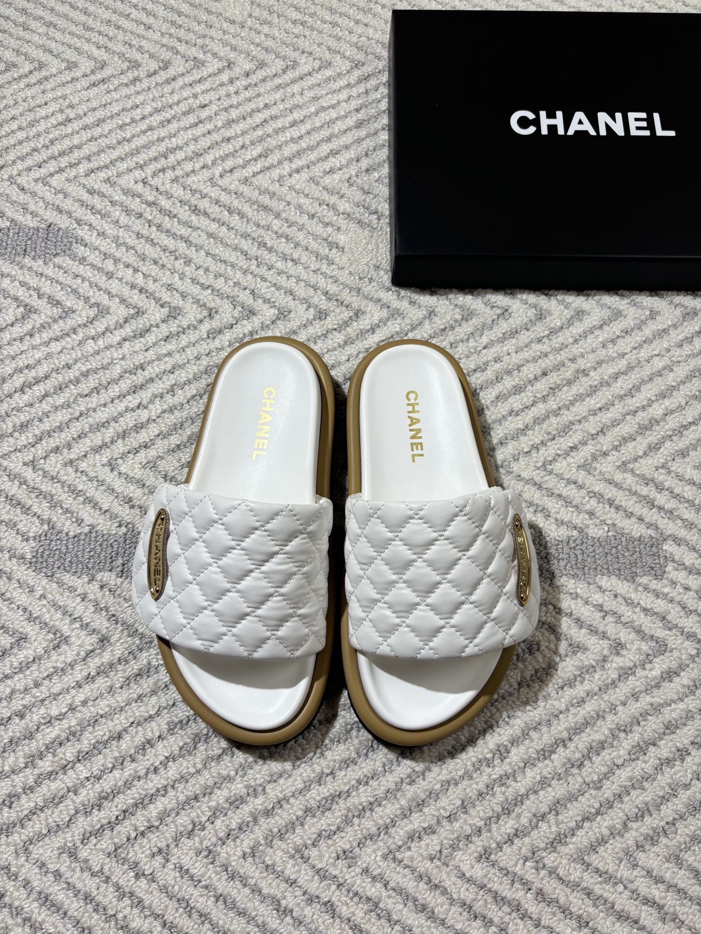 Diamond-patterned flat women's slippers