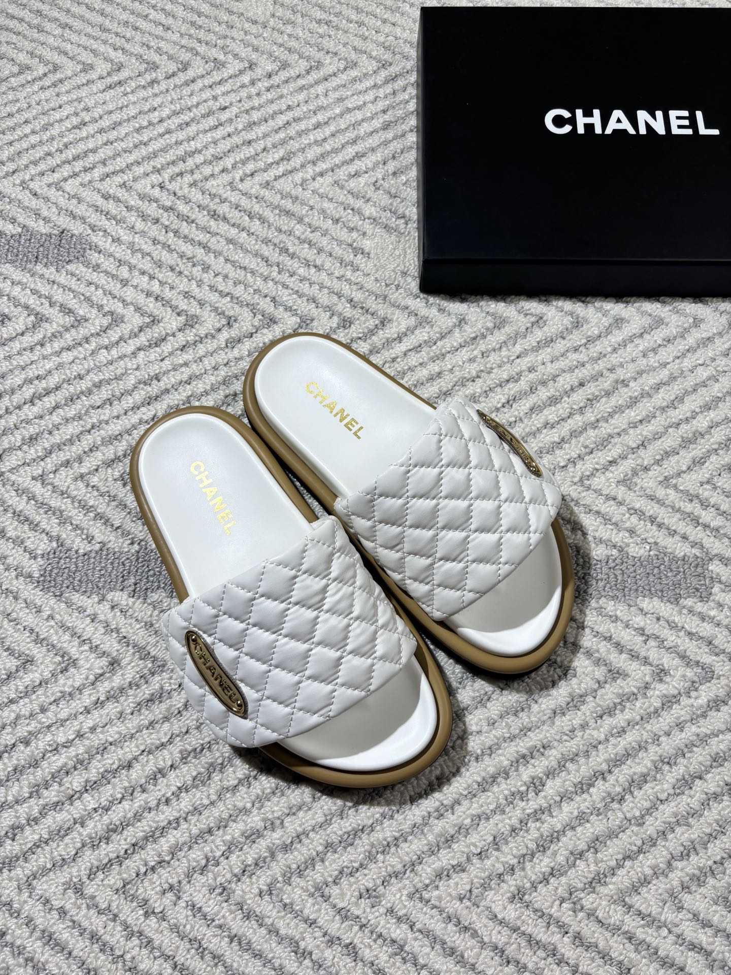 Diamond-patterned flat women's slippers